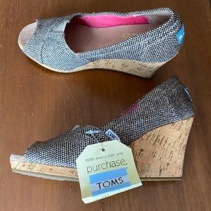 New with tag Toms metallic tweed wedges size 5